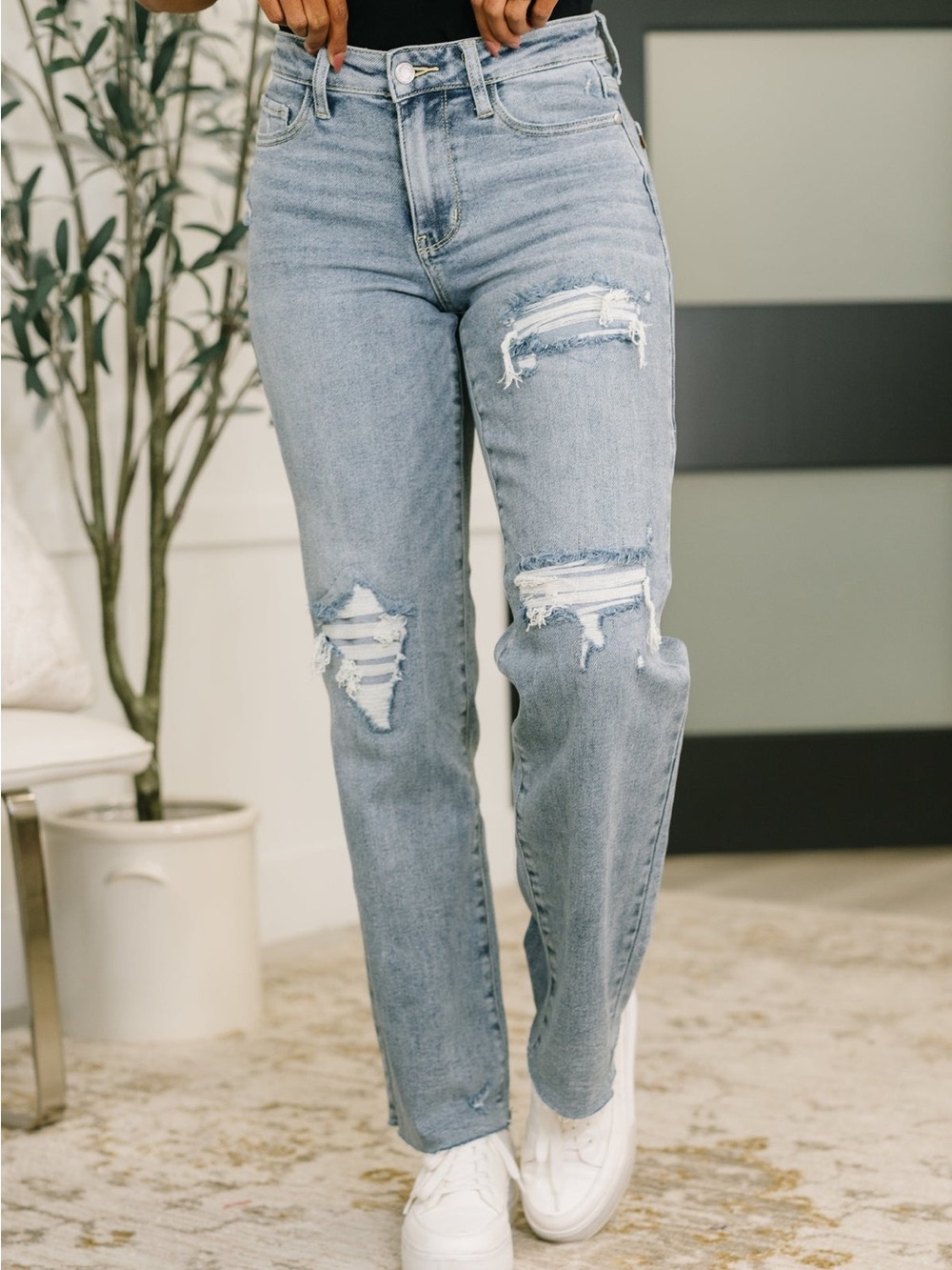 NWT Judy Blue Mid Rise 90s Distressed Light Blue Straight Leg Jeans Size 3/26